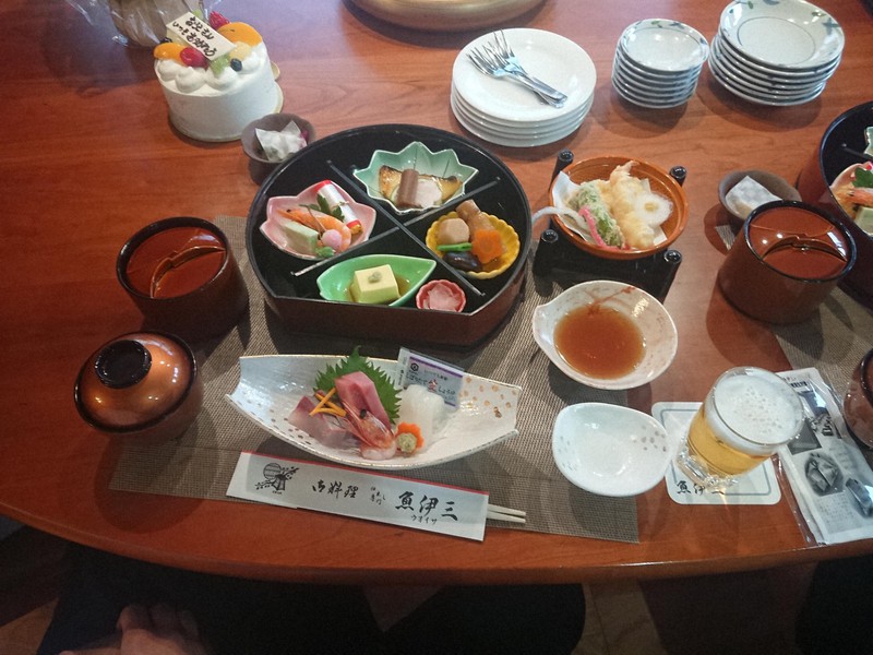 魚伊三の会席料理。コロナ禍で一般宅からの注文が増えているという=18日、川辺康広撮影