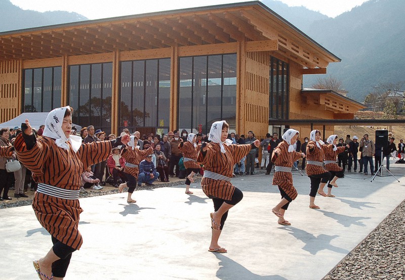 熊野古道センターの開設を記念して披露された種まきごんべい踊り=三重県尾鷲市で2007年2月10日、七見憲一撮影