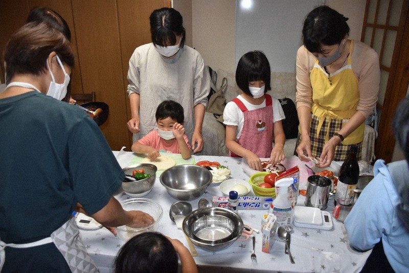NPO「まんまるサポート」が開催した親子向けのピザ作り教室。子供たちが自ら切った野菜をトッピングした=香川県高松市宮脇町2で、西本紗保美撮影