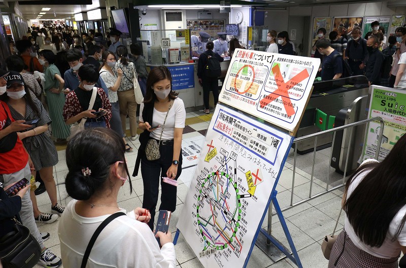山手線 埼京線全線で運転見合わせ 変電所トラブル 駅間停車も 写真特集1 10 毎日新聞
