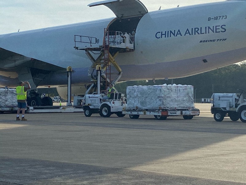米南部テネシー州の空港で台湾行きの航空機に積み込まれるワクチン=米国務省のプライス報道官のツイッターより