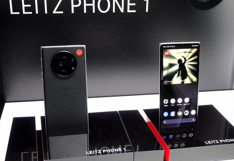 ライカが全面監修した「ライツフォン1」。仕様はシャープのアクオスR6とほぼ同じだがデザインが大きく異なる