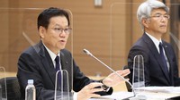 一連のシステム障害についての記者会見で、記者の質問に答えるみずほフィナンシャルグループの坂井辰史社長（左）。右奥はみずほ銀行の藤原弘治頭取＝2021年6月15日、吉田航太撮影