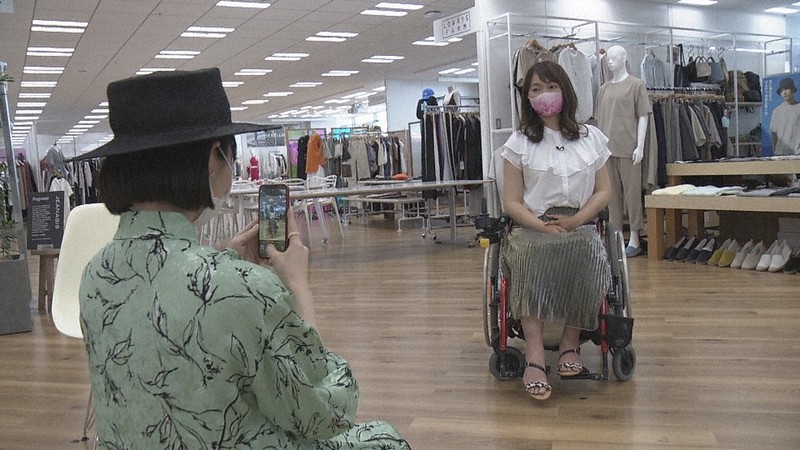 「バリバラ」の一場面。誰もが参考にできるよう、座った状態でコーディネート写真を撮る車椅子ユーザーら=NHK大阪放送局提供