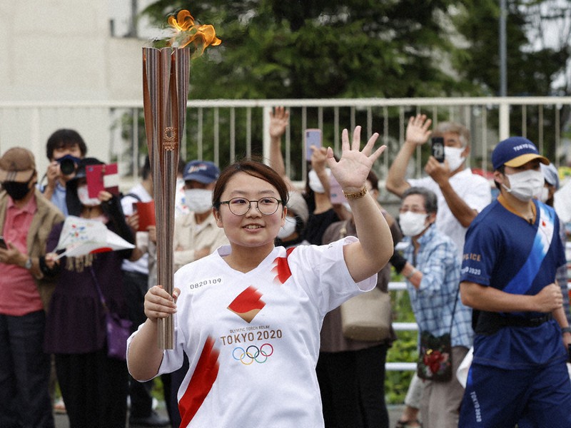 東京２０２０ 聖火リレー2日目 7市町村へ 復興の道 駆けた 宮城 毎日新聞