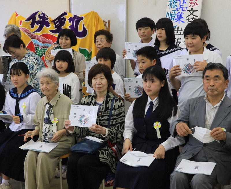 作品集の出版記念会で高橋順子審査委員長(前列左から3人目)を中心に記念撮影に納まる受賞者=千葉県旭市で2021年6月20日、近藤卓資撮影