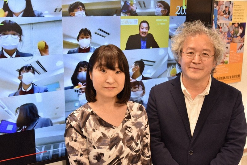 食料問題を考えるオンライン講座を企画した立命館大学の野中朋美准教授(左)と石田雅芳教授=滋賀県草津市の同大で5月20日