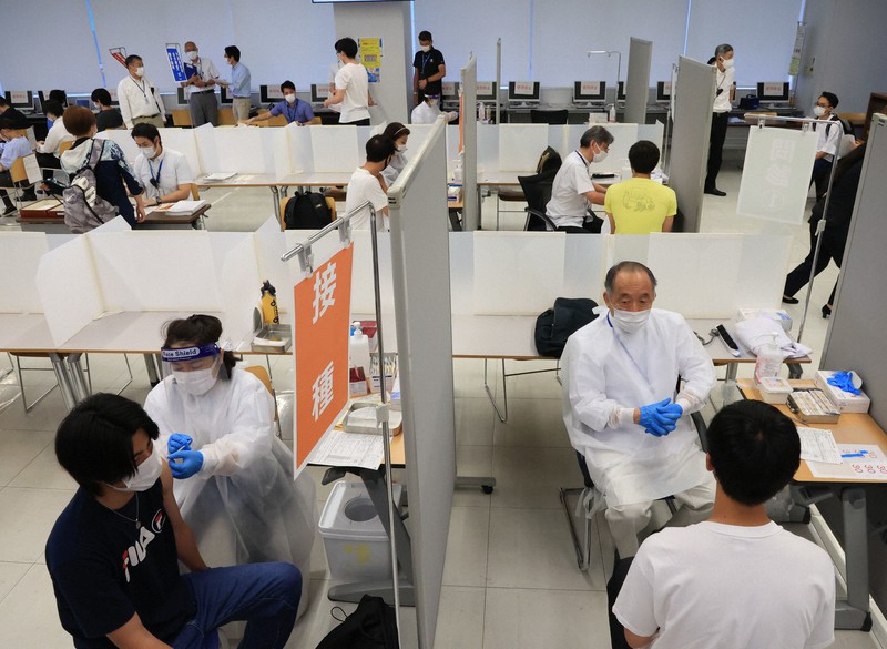 新型コロナウイルスワクチンの接種を受ける日体大の学生たち=東京都世田谷区で2021年6月21日午前9時43分、梅村直承撮影