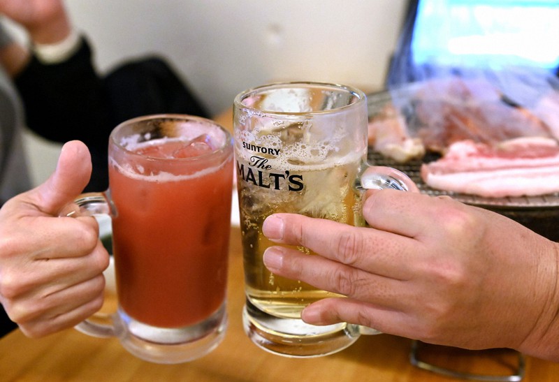 21日に営業を再開した焼き肉店。酒類の提供も再開し、グラスを合わせる人たちも=福岡市中央区で2021年6月21日午後5時56分、徳野仁子撮影