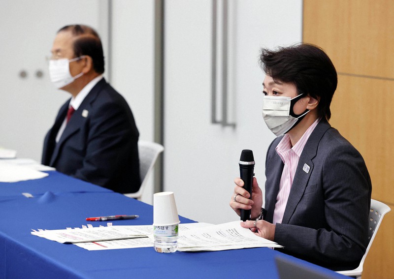 政府、東京都、大会組織委員会、国際オリンピック委員会(IOC)、国際パラリンピック委員会(IPC)による5者協議後、記者会見する大会組織委の橋本聖子会長(右)と武藤敏郎事務総長=東京都中央区の晴海トリトンスクエアで2021年6月21日午後5時35分、幾島健太郎撮影