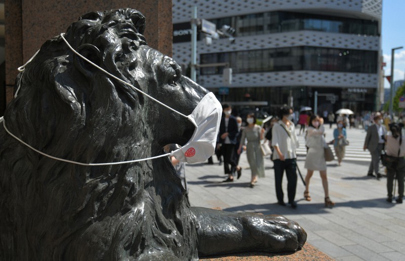 緊急事態宣言の延長初日、銀座の街を歩く人たち=東京都中央区で2021年6月1日、手塚耕一郎撮影
