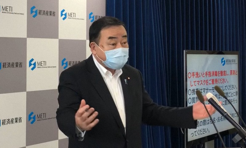 閣議後記者会見を行う梶山弘志経済産業相=2021年6月11日、経産省のホームページから
