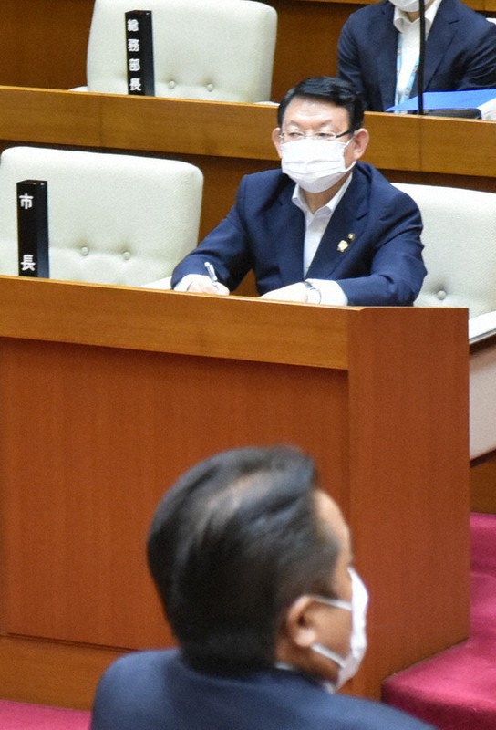 百条委員会設置に賛成する議員に視線を走らせる多田善洋市長=群馬県館林市議会で2021年6月21日、高橋努撮影