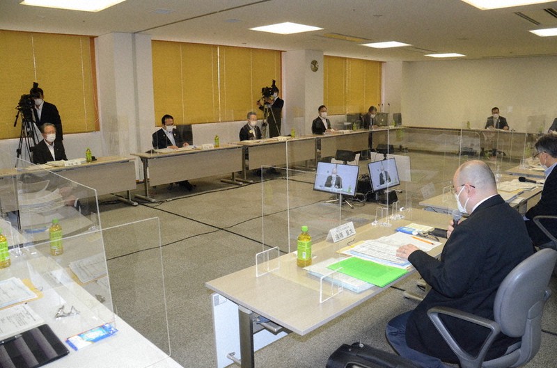 「原子力発電所の立地地域の将来像に関する共創会議」の初会合で議論する参加者ら=福井県敦賀市の県若狭湾エネルギー研究センターで、岩間理紀撮影