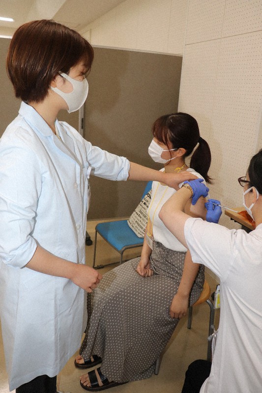 福井大で新型コロナウイルスのワクチン接種を受ける学生=福井市の福井大文京キャンパスで、代表撮影