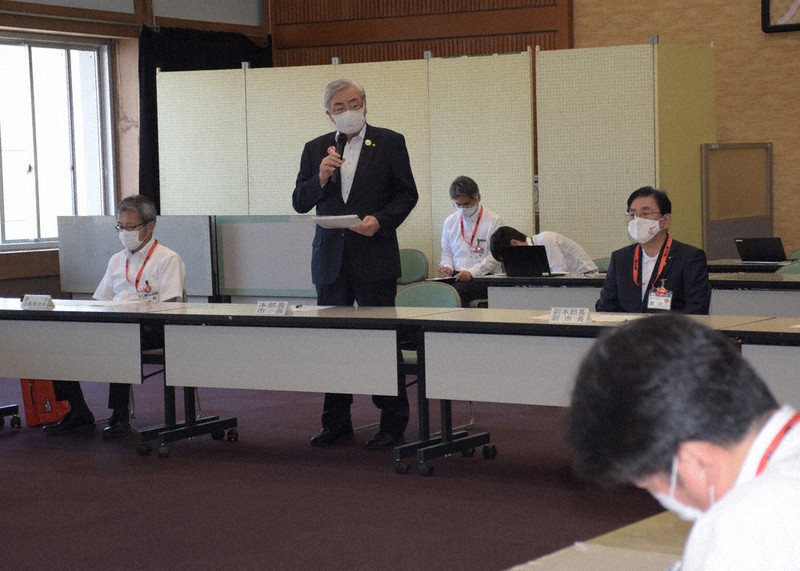 新型コロナウイルス対策本部会議でPCR検査について指示した東村新一市長(左から2人目)=福井市役所で、横見知佳撮影