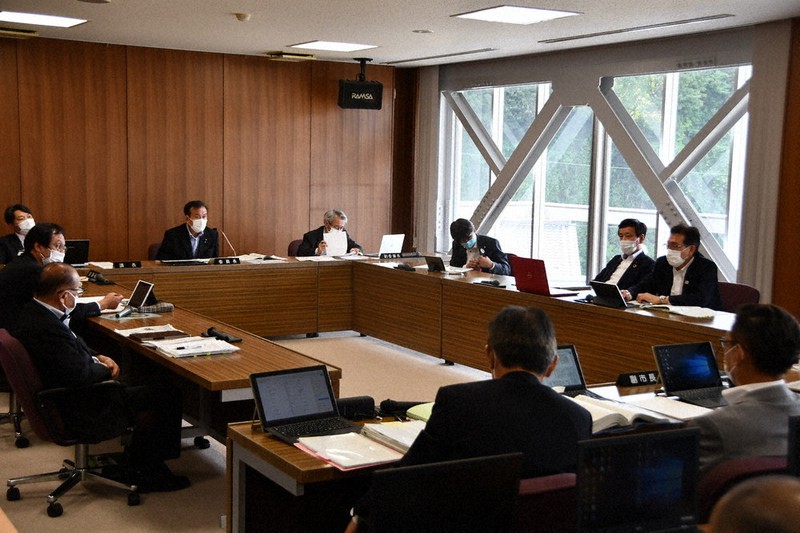 FMまいづるの中継局問題について質疑を交わす京都府舞鶴市議会総務消防委員会=同市議会で、塩田敏夫撮影