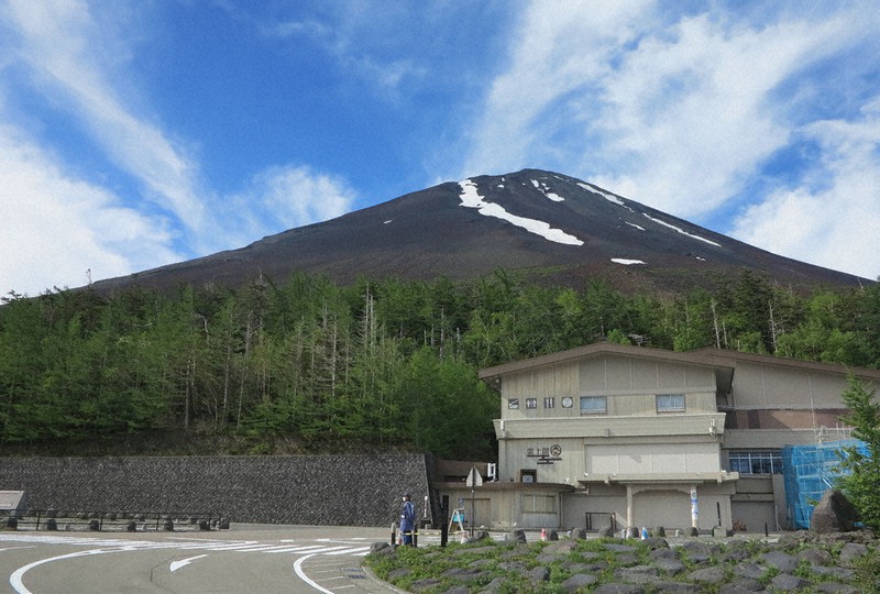 開山が見送られ閑散とした昨年の富士山五合目。今年は開山への期待が高まっている=五合目駐車場で2020年6月15日午前8時1分、山本悟撮影
