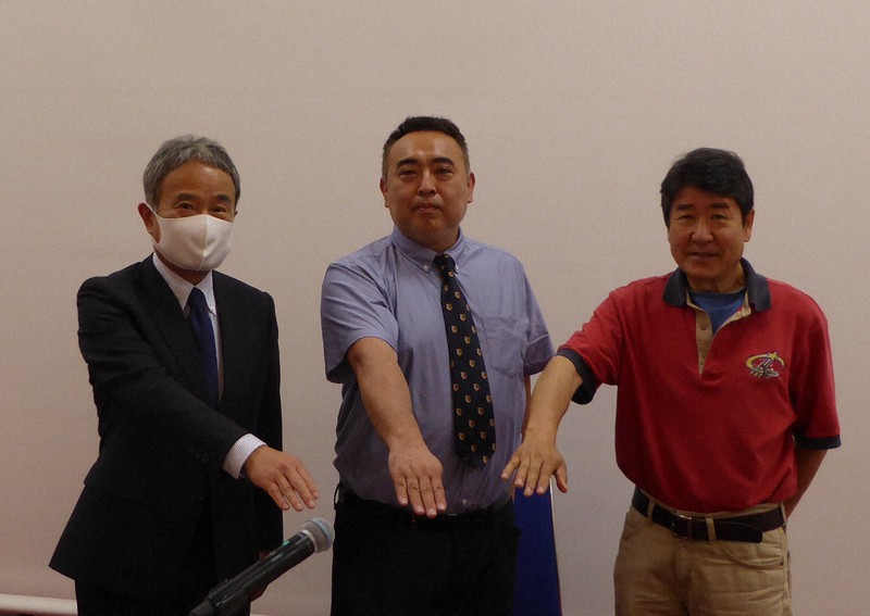 有人宇宙学研究センターの開設を発表した(右から)土井隆雄特定教授、山敷庸亮センター長、DMG森精機の森雅彦社長=京都市左京区の京都大で2021年6月22日午後0時7分、千葉紀和撮影