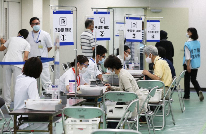 ワクチン接種の対象年齢が引き下げられた自衛隊大規模接種センターを訪れた人たち=東京都千代田区の大手町合同庁舎3号館で2021年6月17日午前、小出洋平撮影