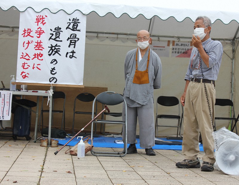 沖縄本島南部の土砂を、日本政府が名護市辺野古の米軍基地建設の埋め立てに使う可能性があることについて抗議する具志堅隆松さん(右)。沖縄で40年近く戦没者遺骨の収容を続けてきた。遺骨を収容するだけでなく、「遺族に返す」ことが目標だ=糸満市の平和祈念公園で2021年6月21日、栗原俊雄撮影