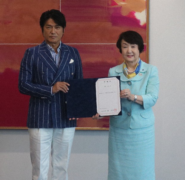 林文子市長(右)から委嘱状を受け取った高橋克典さん=横浜市中区の市役所で2021年6月22日、高田奈実撮影