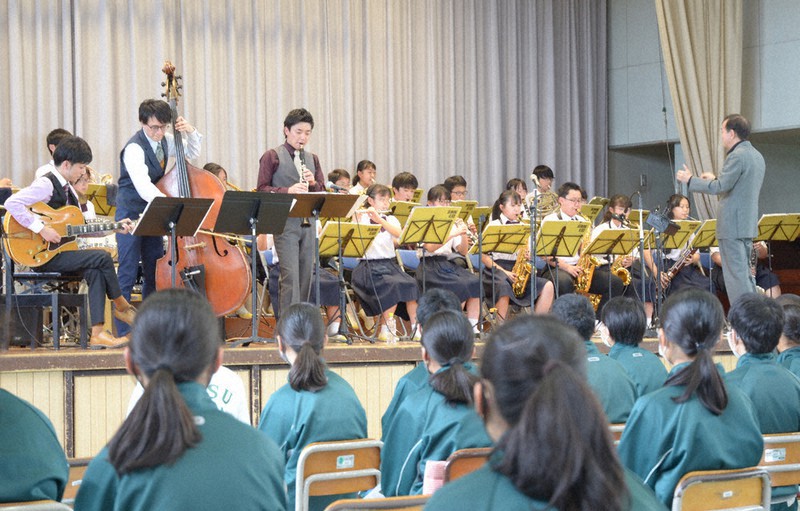 吹奏楽部員とセッションする宮脇惇さん(正面最前列左から3人目)=神奈川県横須賀市立大津中で2021年6月22日、岩崎信道撮影