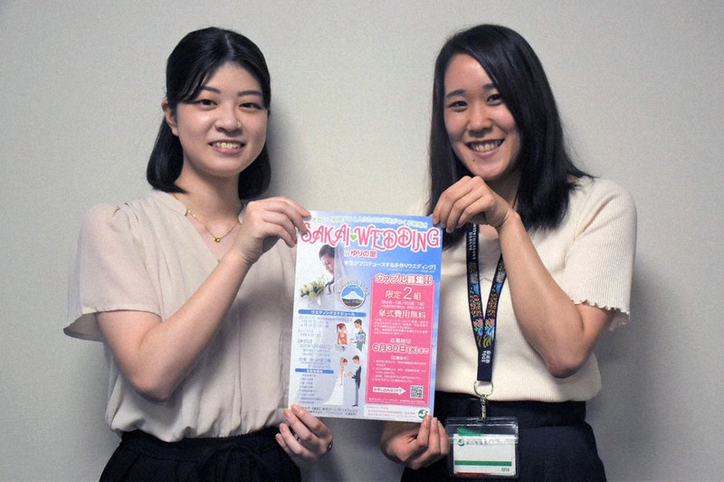 福井県坂井市が主催する学生プロデュースの結婚式に参加する増田葉月さん(左)と市男女共同参画推進室の梅原理菜さん=同市坂井町の市役所で、大原翔撮影