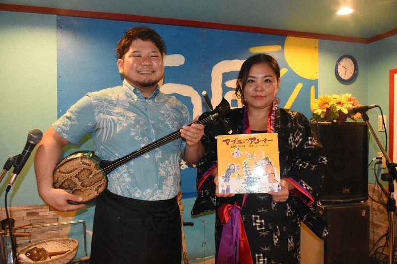 慰霊の日を前に沖縄居酒屋「南風」で思いを語る玉城美利香さん(右)と窪田飛武呂さん=福井市で2021年6月21日午前11時57分、大原翔撮影