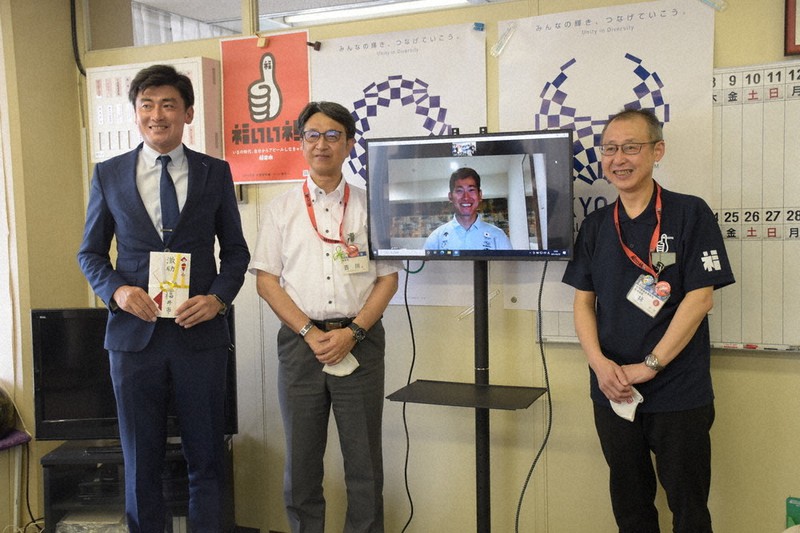 モニターを通じて激励会に参加した脇本雄太選手と吉川雄二教育長(左から2番目)ら=福井市役所で、横見知佳撮影