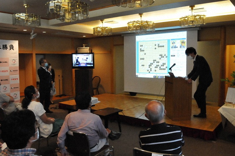 本因坊戦第5局の対局場、松本ホテル花月で開かれた大盤解説会=2021年6月22日、田倉直彦撮影