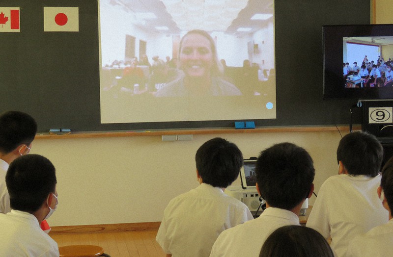 カナダの女子ソフトボールチームの選手とオンライン交流する生徒たち=愛知県安城市の安城西中学校で2021年6月22日、渡辺隆文撮影