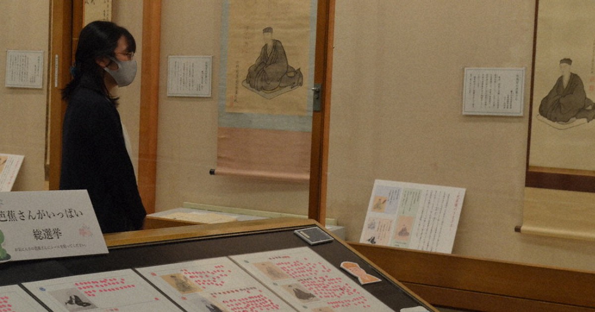 芭蕉さん勢ぞろい 肖像画40点展示 記念館で27日まで 伊賀 ／三重