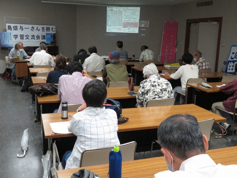カジノ業界の現状などを解説した市民団体の学習交流会=和歌山市の県民文化会館で、新宮達撮影