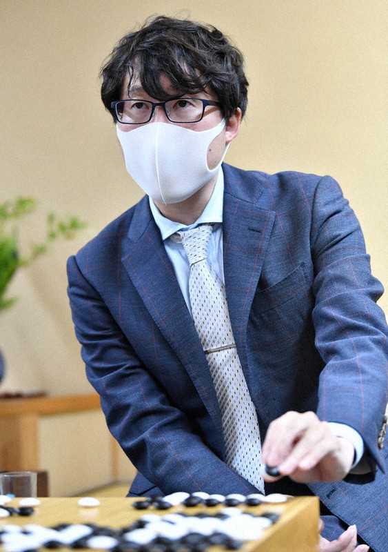 第76期本因坊決定戦七番勝負第5局で挑戦者の芝野虎丸王座に勝利し、感想戦で対局を振り返る本因坊文裕=長野県松本市の松本ホテル花月で2021年6月22日午後8時4分、丸山博撮影