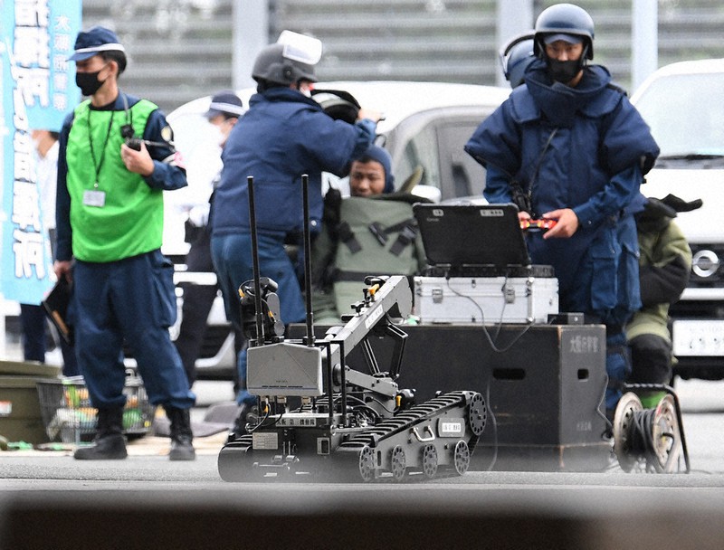 東京五輪・パラリンピックに向けて爆発物処理訓練を行う大阪府警機動隊=関西国際空港で2021年6月22日午後1時59分、滝川大貴撮影