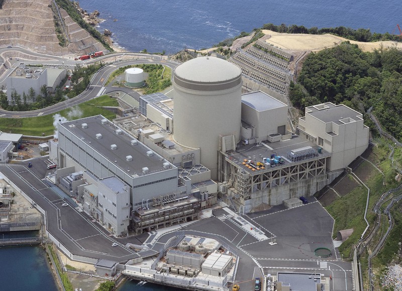 再稼働した関西電力美浜原発3号機=福井県美浜町で2021年6月23日午前10時40分、本社ヘリから