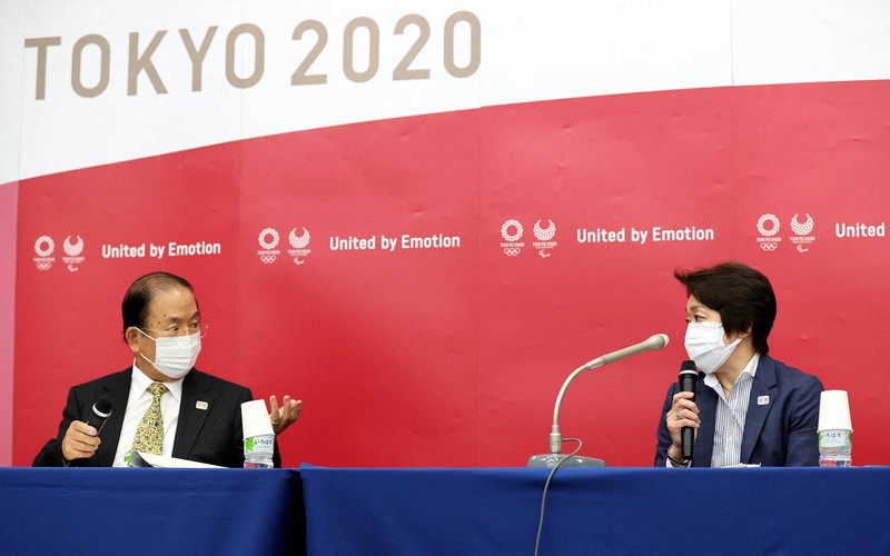 東京オリンピック・パラリンピックに向けた関係自治体等連絡協議会の後、記者会見する組織委の橋本聖子会長(右)と武藤敏郎事務総長=東京都中央区の晴海トリトンスクエアで2021年6月23日午前10時21分、幾島健太郎撮影