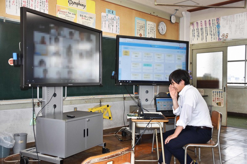 木太南小のオンライン授業で、教室の平田教諭(右)とズームの画面越しに学習する6年4組の児童=香川県高松市木太町で2021年5月28日午後4時25分、西本紗保美撮影(画像の一部を加工しています)