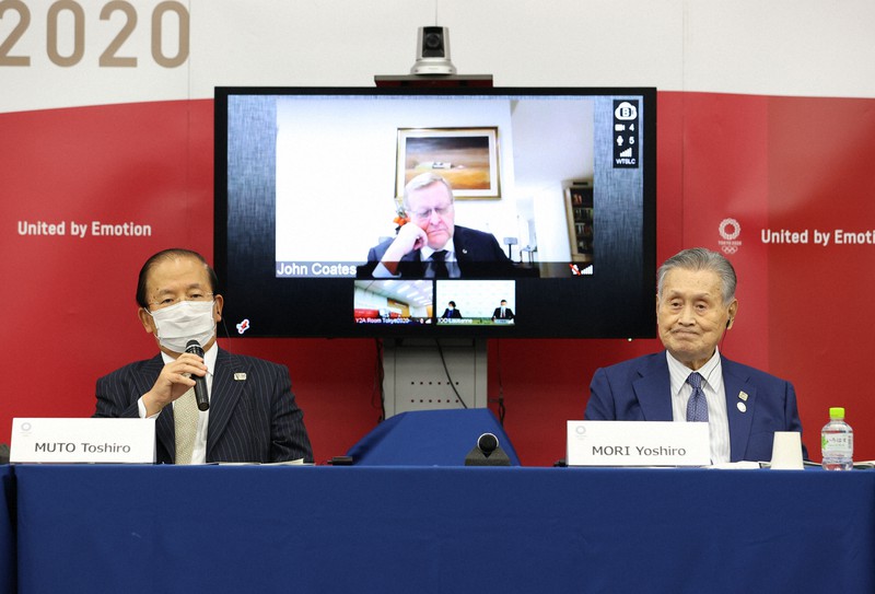 IOC調整委員会終了後の記者会見で質問に答える東京五輪・パラリンピック組織委員会の武藤敏郎事務総長(左)。中央はジョン・コーツIOC副会長、右は組織委の森喜朗会長=東京都中央区で2020年9月25日午後6時48分、佐々木順一撮影