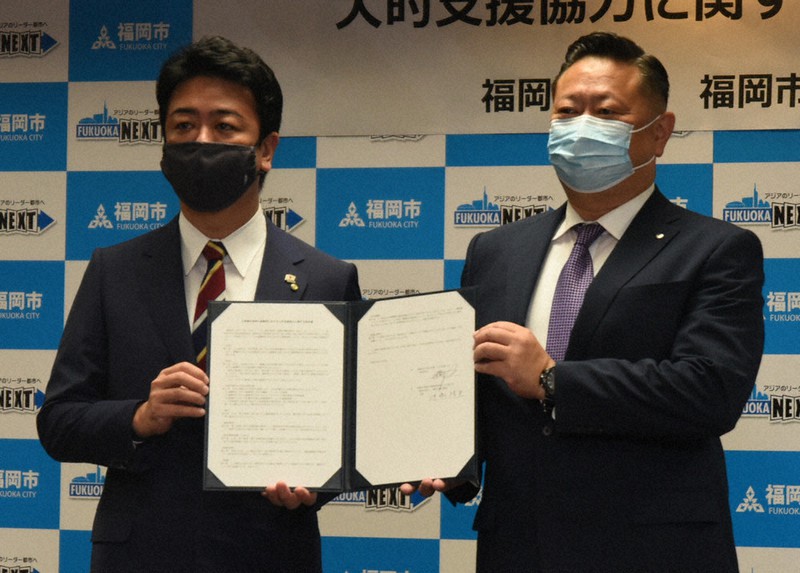 福岡市の高島市長(左)と協定を結んだ市鍼灸師会の仲嶋会長