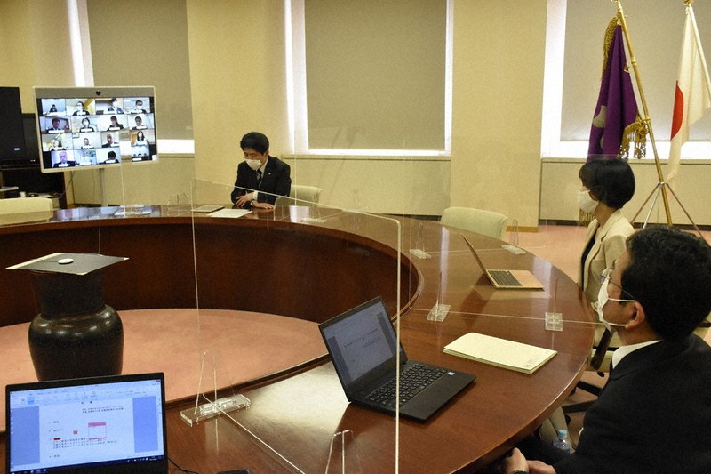 県庁幹部がオンラインで参加した県デジタルトランスフォーメーション(DX)推進本部の第1回会議=県庁で2021年4月7日午前11時39分、妹尾直道撮影