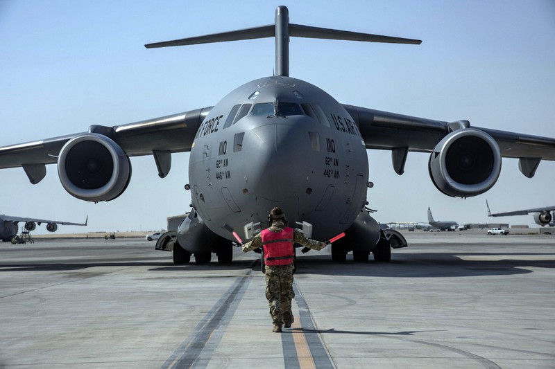 アフガンからの撤退作業を進める米輸送機=カタールのアルウデイド空軍基地で2021年5月(米国防総省提供)