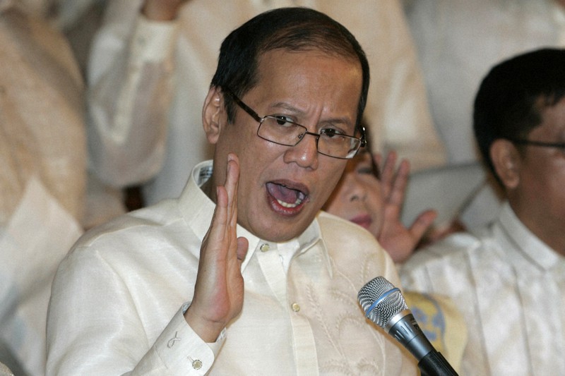 大統領就任初日に宣誓するアキノ氏=マニラのマラカニアン宮殿で2010年6月30日、AP