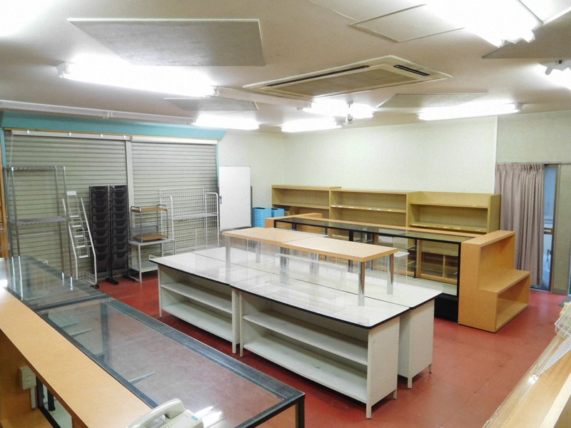 皇居内の「窓明館」の隣にあった宮内庁生活協同組合の売店の店内。商品が置かれていた棚だけが残っていた=皇居で2021年6月23日午後1時16分、和田武士撮影