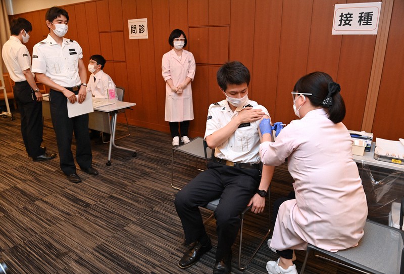 新型コロナウイルスワクチンの接種を受けるJR東海の社員(右から2人目)=名古屋市中村区で2021年6月21日午後2時52分、兵藤公治撮影