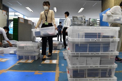 株主総会を前に郵送で届いた議決権行使書の集計作業＝東京都杉並区の日本株主データサービスで2021年6月4日、丸山博撮影