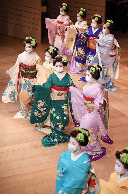 新型コロナ：71人の芸舞妓、華やかに 京都五花街公演「都の賑い」の総