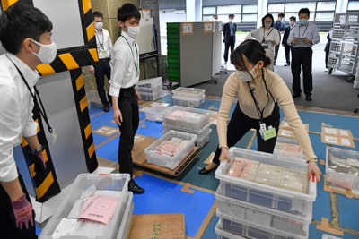 株主総会を前に郵送で届いた議決権行使書の集計作業＝東京都杉並区の日本株主データサービスで2021年6月4日、丸山博撮影