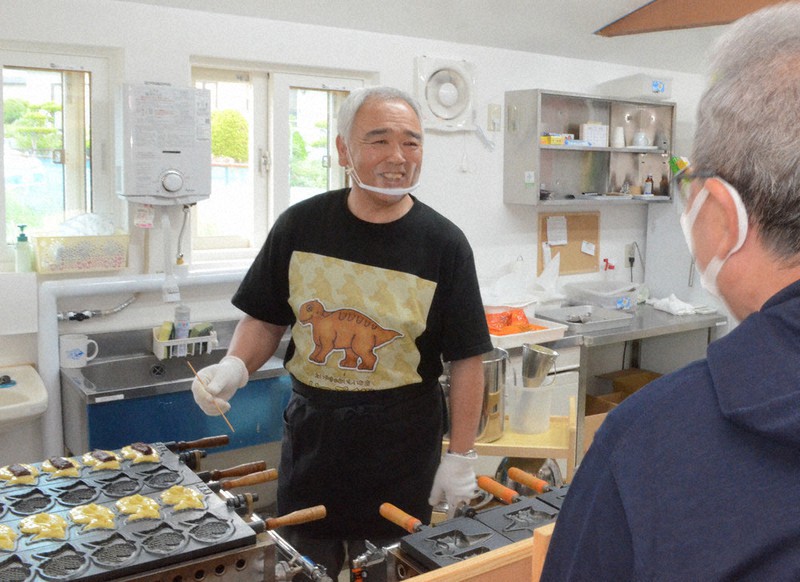 開店祝いに来てくれた人に笑顔を見せる工藤さん=北海道むかわ町美幸2のいっぷく堂で2021年6月24日午前10時35分、平山公崇撮影